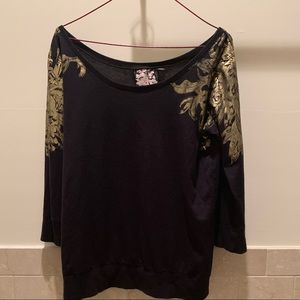 L Gwen Stefani’s LAMB top